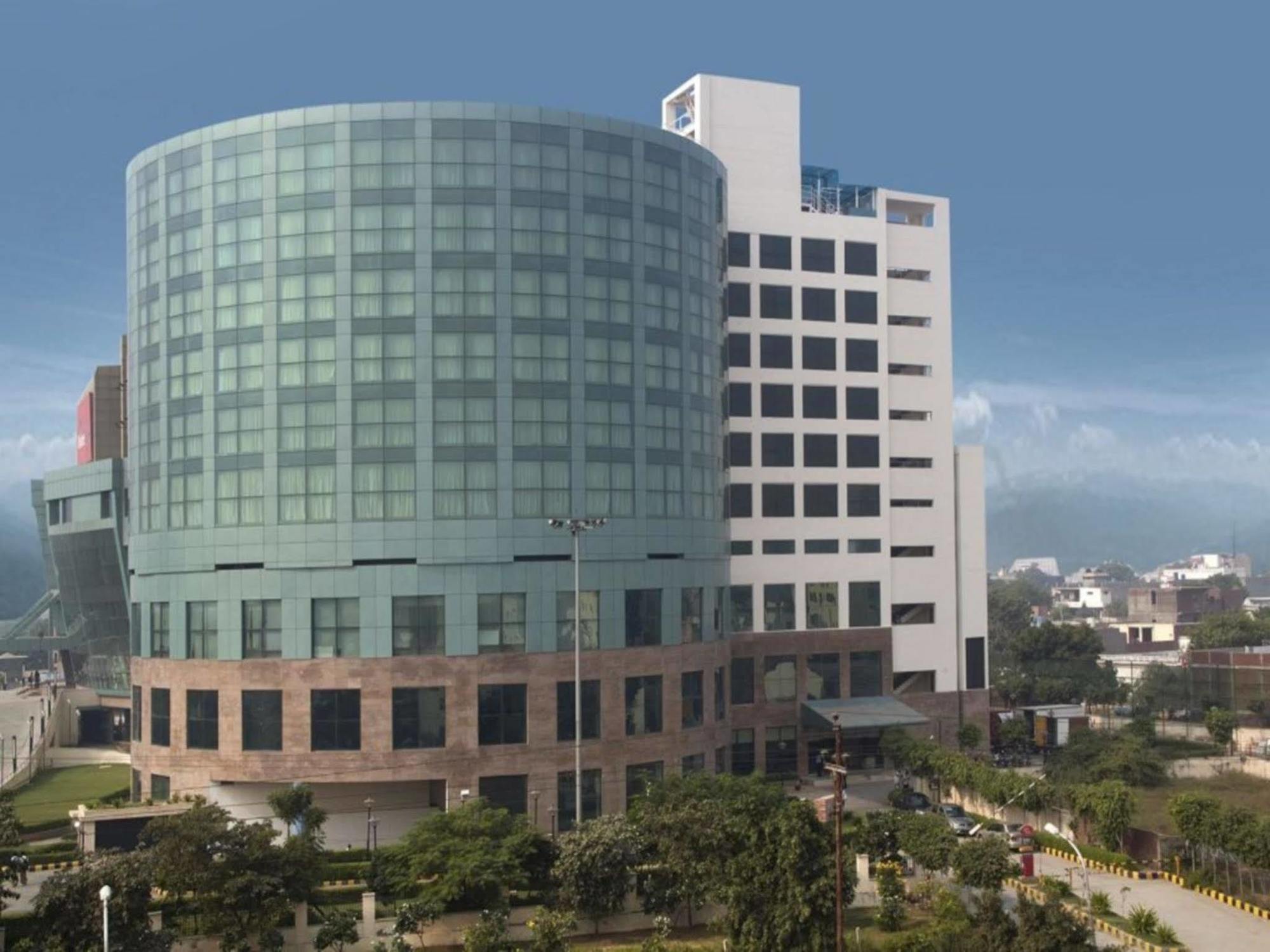 Savoy Suites גרייטר נוידה מראה חיצוני תמונה
